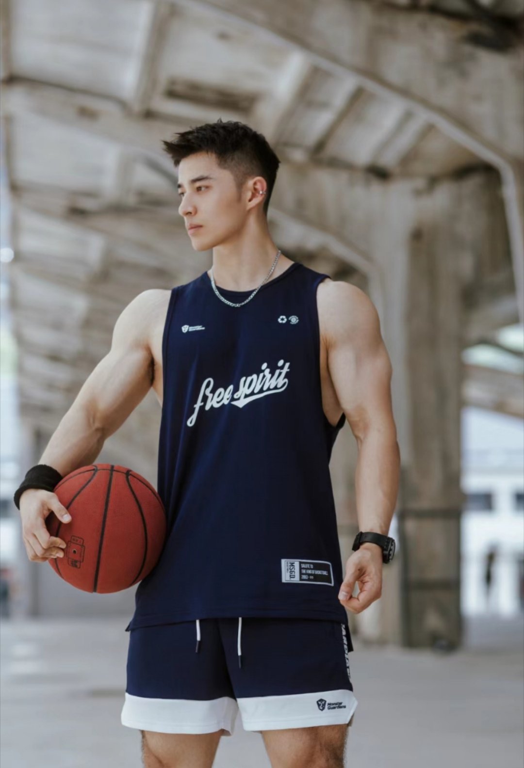 爱打篮球的运动型帅哥.