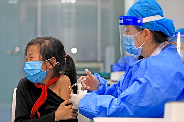 新冠疫苗接种现场小朋友们很勇敢