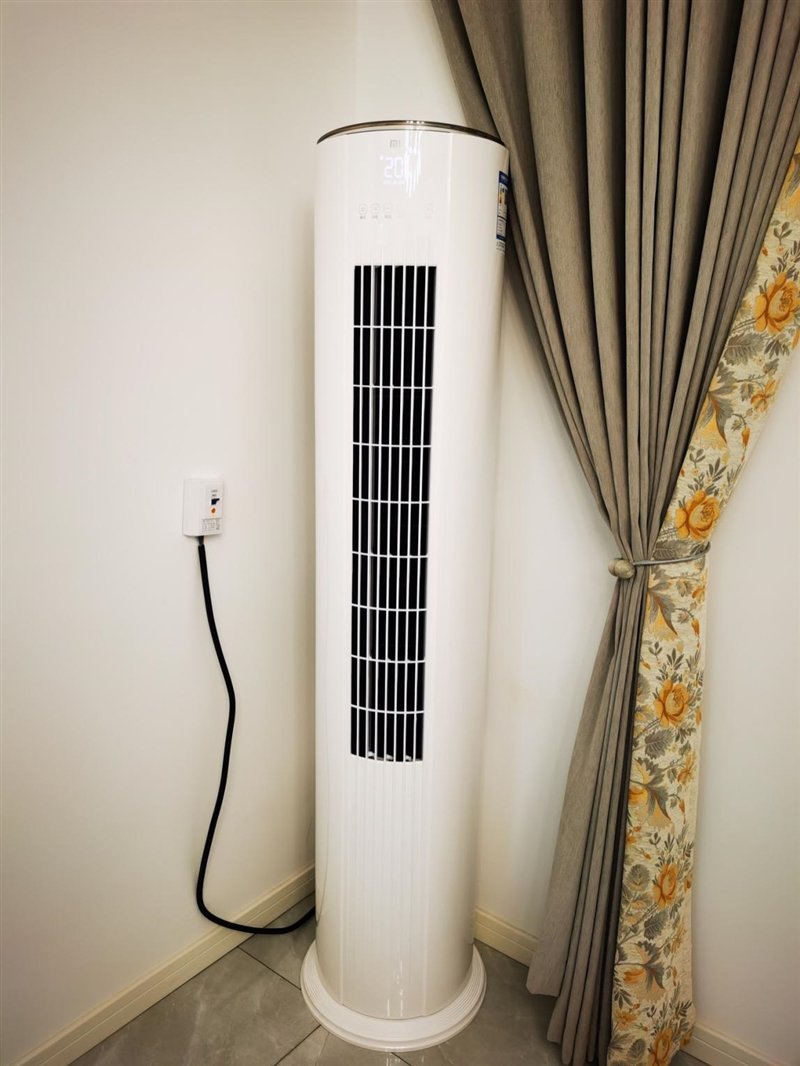 坐在客厅感受自然风小米立式柔风空调评测小爱在手随心所欲