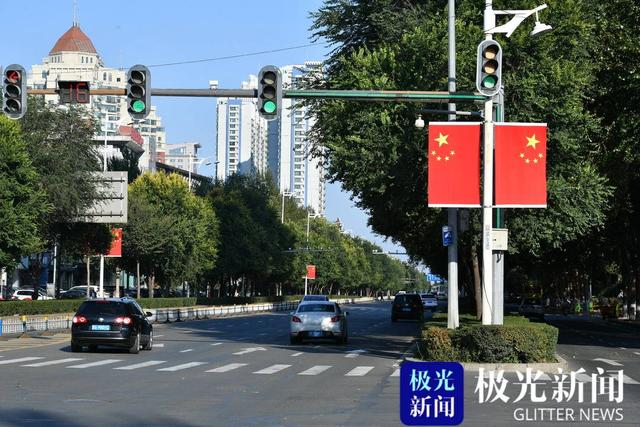 迎国庆｜哈市街头飘扬“中国红”休闲区蓝鸢梦想 - Www.slyday.coM
