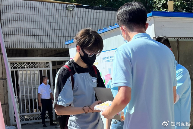 北电新生开学，何洛洛新造型差点没认出，严浩翔面部表情太真实休闲区蓝鸢梦想 - Www.slyday.coM