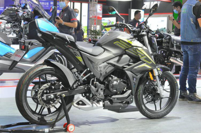 几乎不挑身高的帅气街车 宗申250r上市 售价14800元 配双通道abs