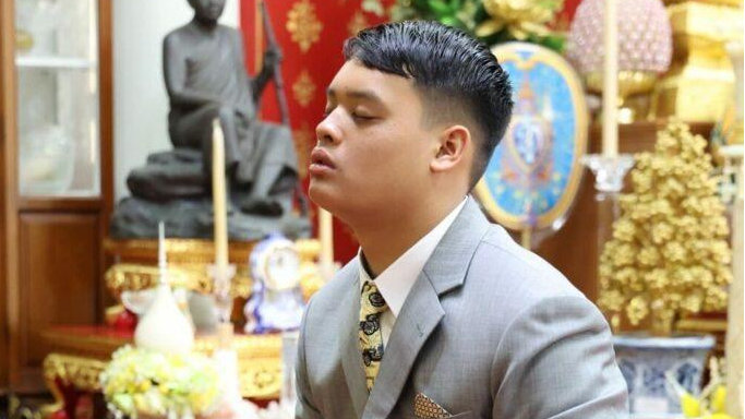 泰国17岁提帮功王子回国营业！油头新造型配西装帅翻，翩翩少年啊|小王子|高僧|发型|气场|帝王_新浪新闻