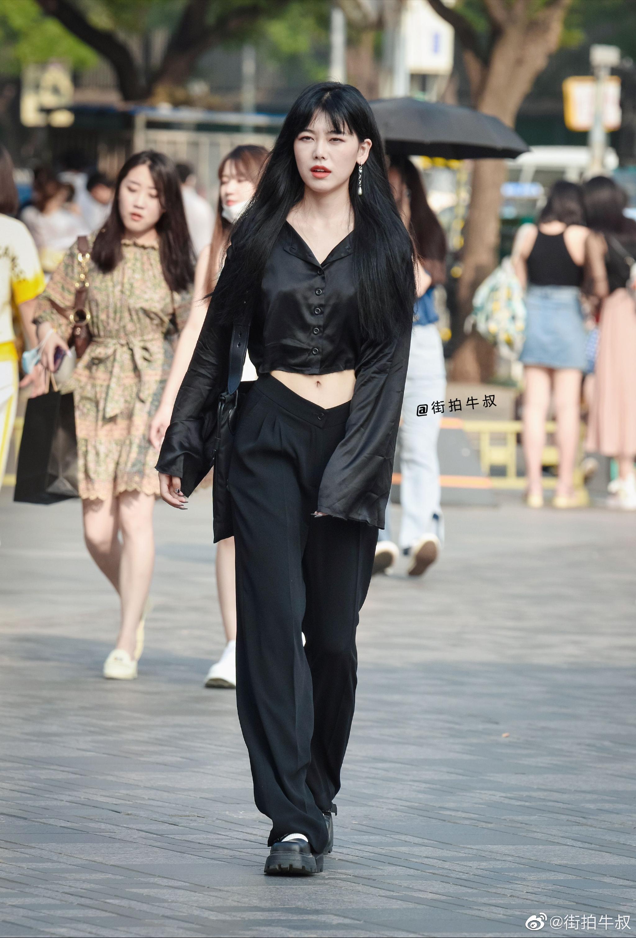 美女一身很酷的黑色时尚穿搭出街_高清图集_新浪网