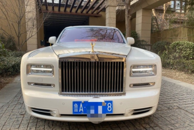 这辆白色的劳斯莱斯幻影是山东济南一位老板的爱车,悬挂鲁a车牌,很