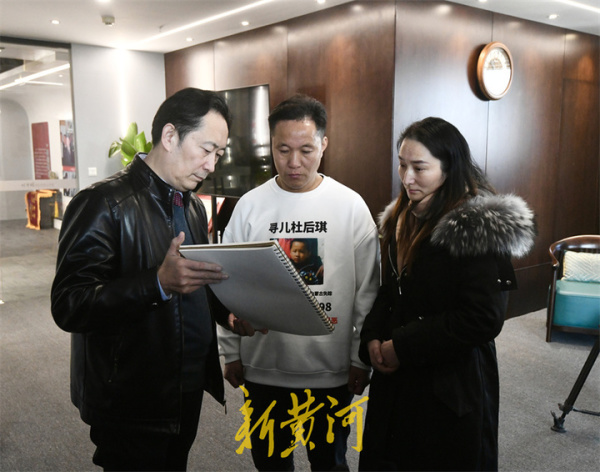 电影《亲爱的》另一原型杜小华来济，找神笔警探为走失的儿子画像休闲区蓝鸢梦想 - Www.slyday.coM