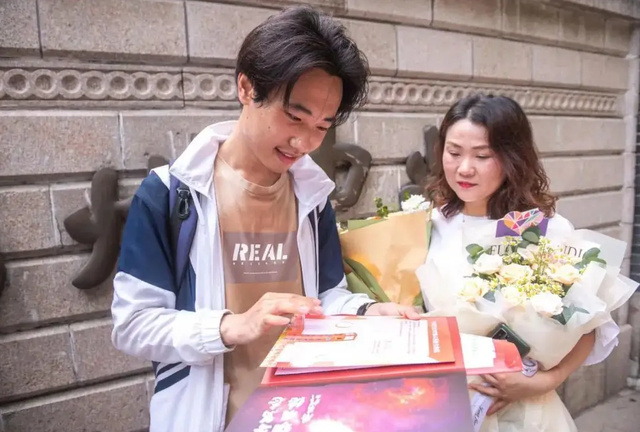 男生收到2.7公斤的录取通知书,网友评论,酸味十足休闲区蓝鸢梦想 - Www.slyday.coM 男生收到2.7公斤的录取通知书,网友评论,酸味十足休闲区蓝鸢梦想 - Www.slyday.coM