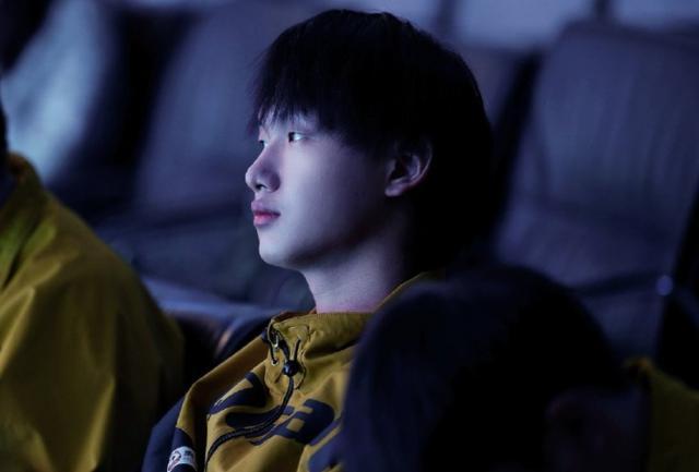 qg杰杰带二队赢了阵容契合度明显提升fly在场下却失神显悲色