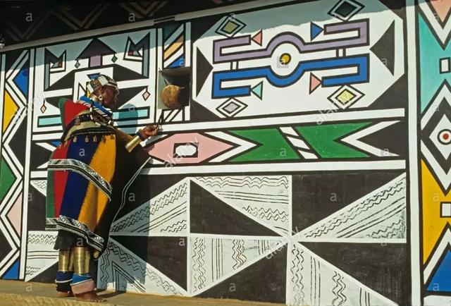 85岁非洲奶奶没上过学,用一根羽毛让世界瞩目