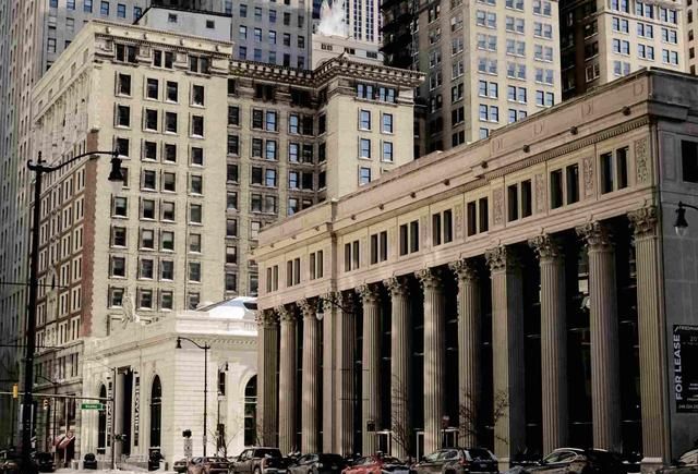 产业结构单一,美国汽车竞争力不断下降,人口大量流失等原因,让底特律