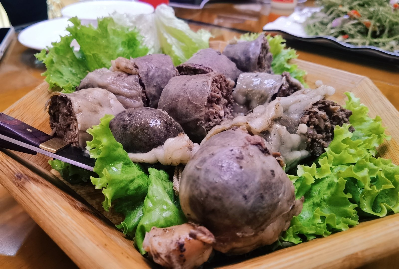 在甘南卓尼县的拉路河村美味的特色菜肴