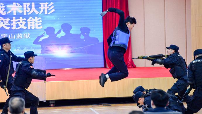 战术搜索、战略手语交流、格斗制服对手……这不是特战，是监狱民警的日常训练休闲区蓝鸢梦想 - Www.slyday.coM