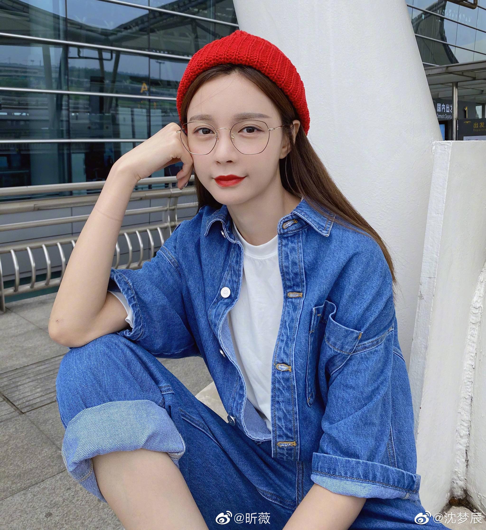 沈梦辰一身连体牛仔工装裤彰显率性气质