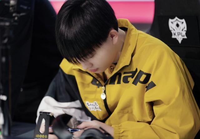 qg杰杰带二队赢了阵容契合度明显提升fly在场下却失神显悲色