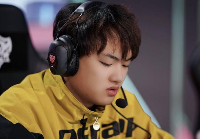 qg杰杰带二队赢了阵容契合度明显提升fly在场下却失神显悲色