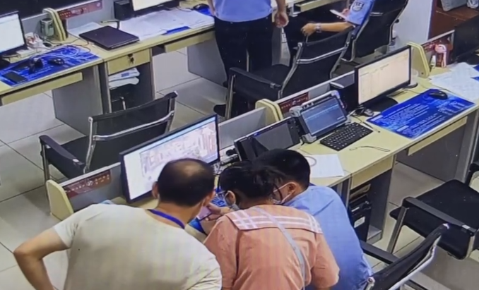 深夜，小伙猛翻垃圾堆，只为了一个承诺……承载的却是女孩的梦想！休闲区蓝鸢梦想 - Www.slyday.coM