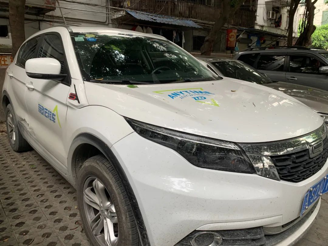 停放在成都街头的联动云观致5,已经破损不堪要知道,曾经的观致,也风光