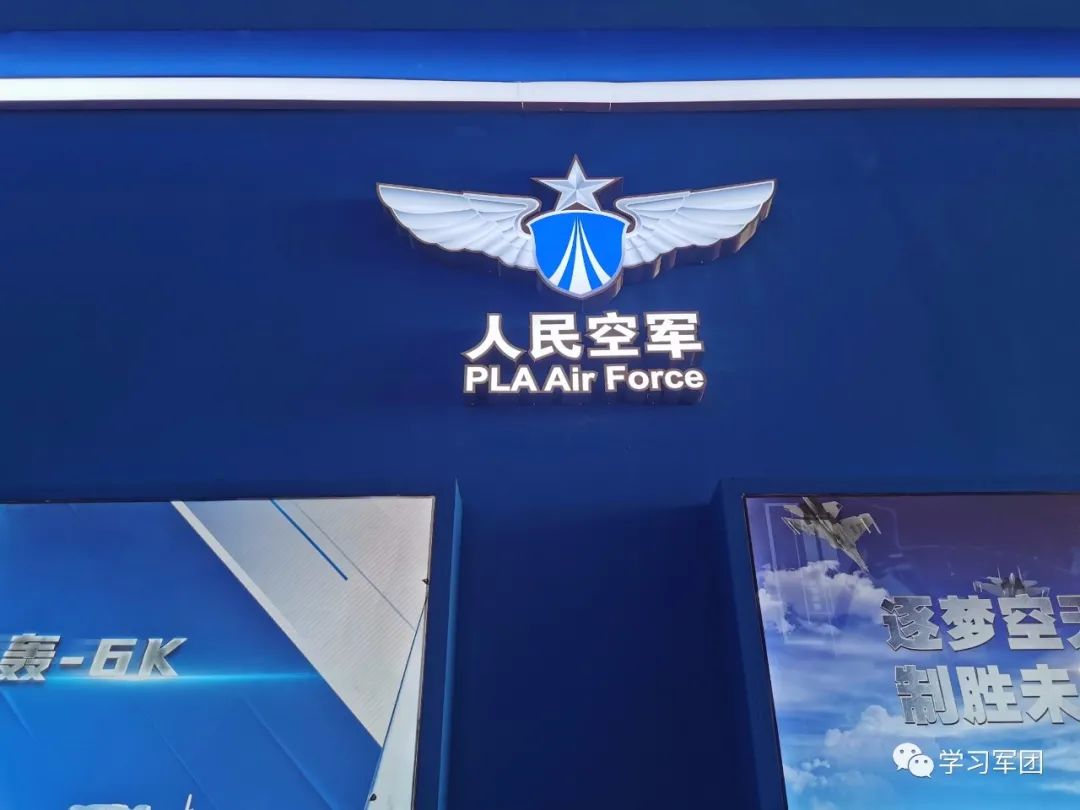 室内展区是以空军蓝,天际白和百年红为主色调,采取三面环抱,左右对称