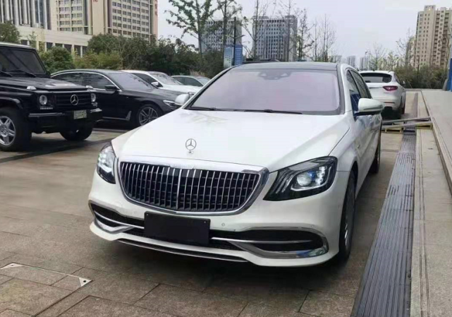 这辆白色奔驰迈巴赫s450是江苏一位年轻老板花了165万元买的,这位年轻