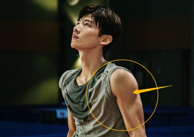 白敬亭穿衣显瘦露出健身后的身材比八块腹肌还吸引人