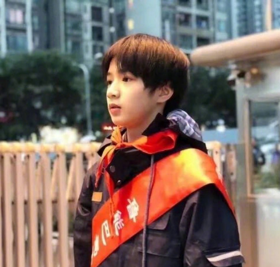 刘耀文校服系列成长史已经从西南最困小学生长成西南最帅初中生了哇