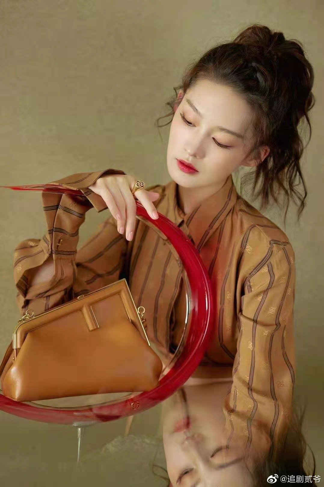 演员李沁搭配fendi2021年秋冬女士系列!