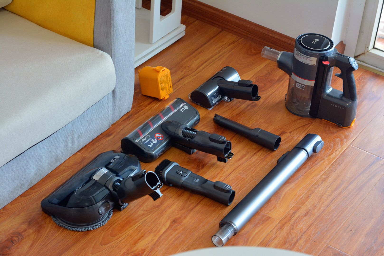 这款lg a9k max吸拖一体吸尘器,主要就是看中其拥有非常丰富的配件