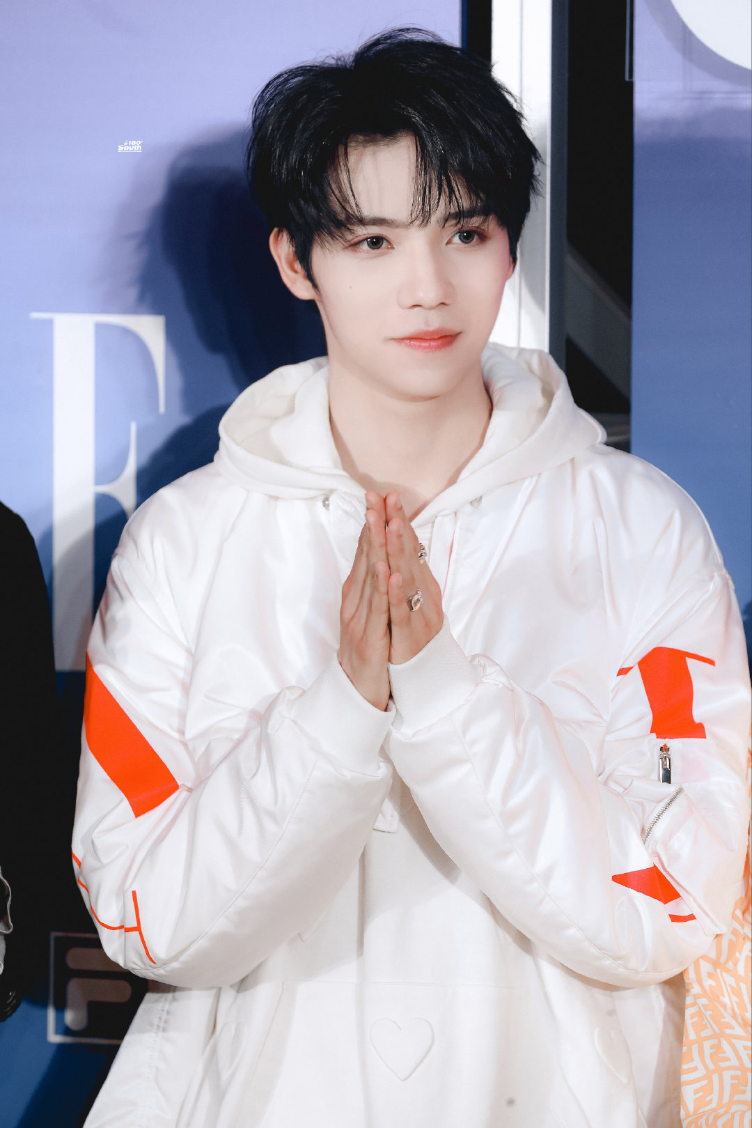 白衣翩翩美少年,罗一舟生图好绝!_高清图集_新浪网