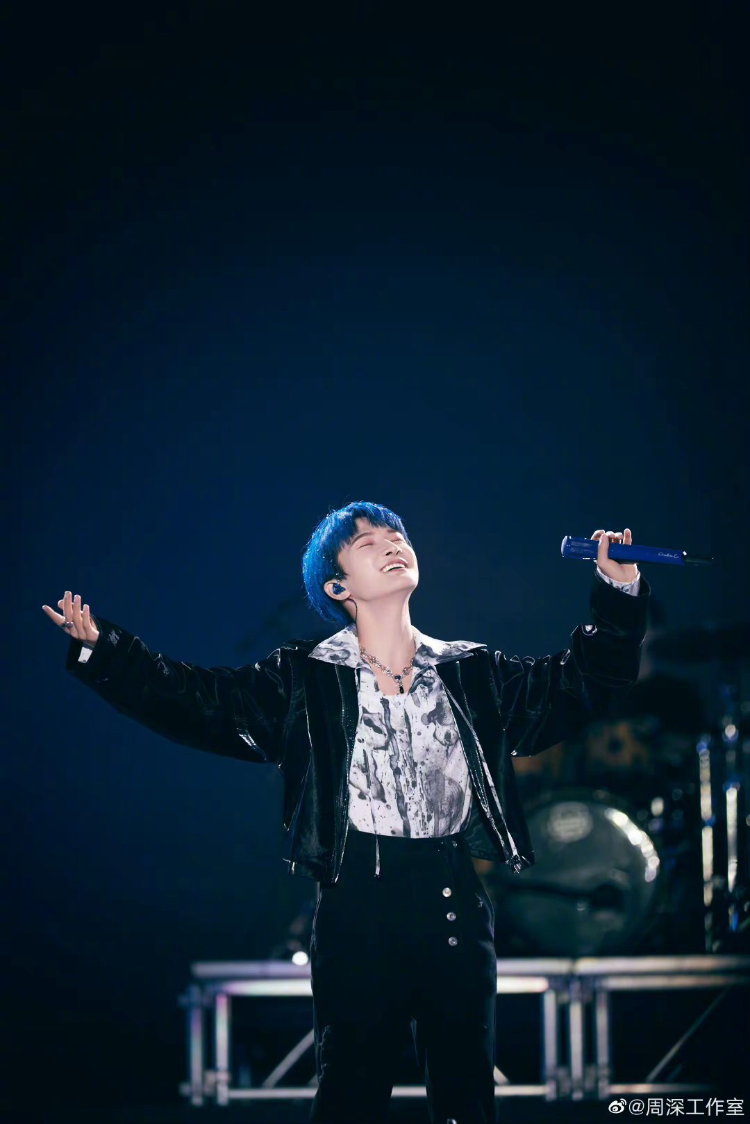 周深音乐节现场造型 蓝发真的好爱豆! 深深yyds