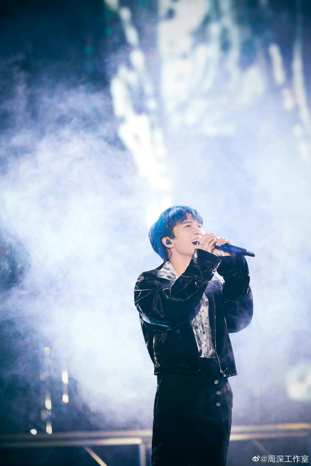 周深音乐节现场造型 蓝发真的好爱豆! 深深yyds