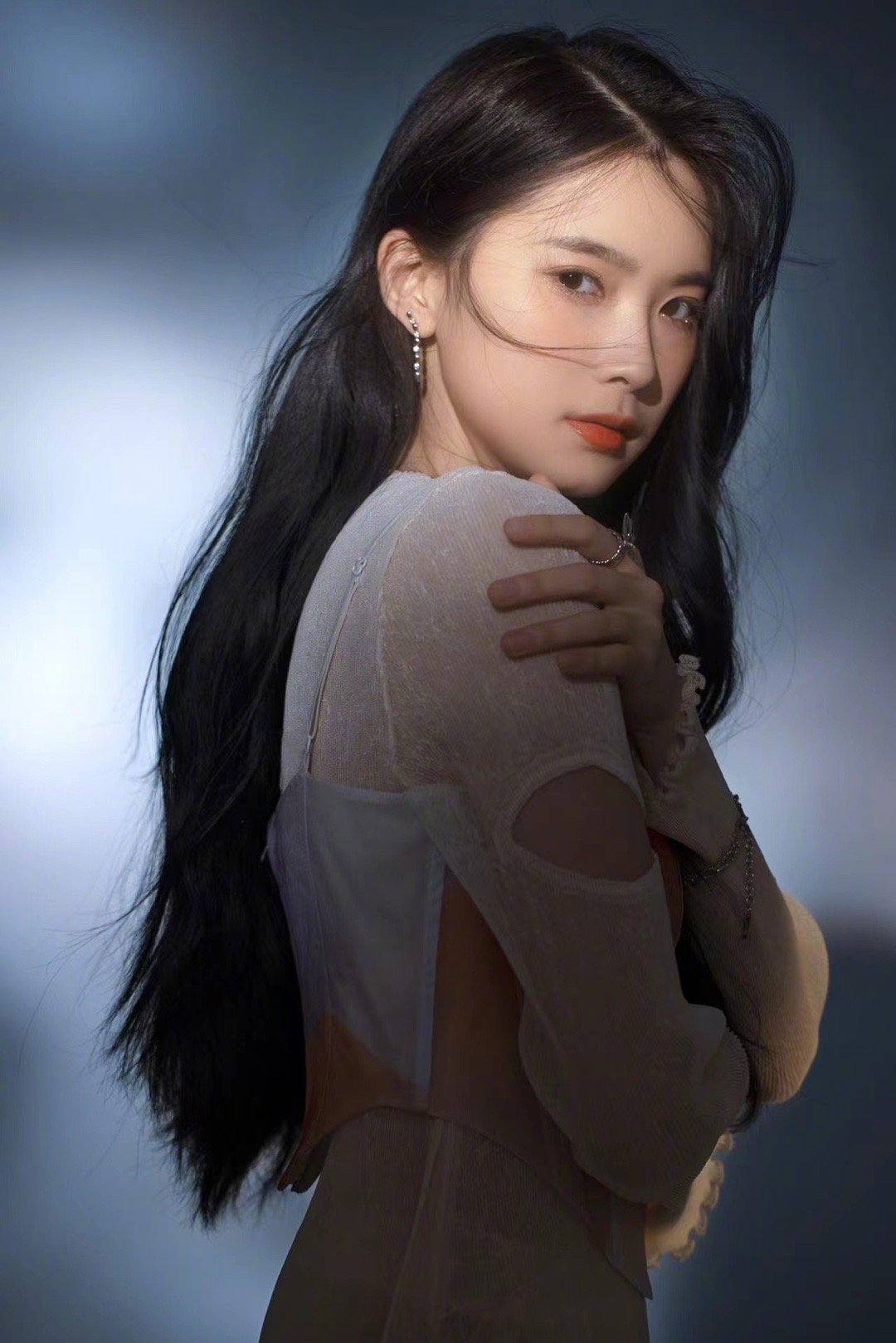 黄星侨光影大片来袭,身着人鱼薄纱礼裙,呈现澄净之姿……_高清图集_新