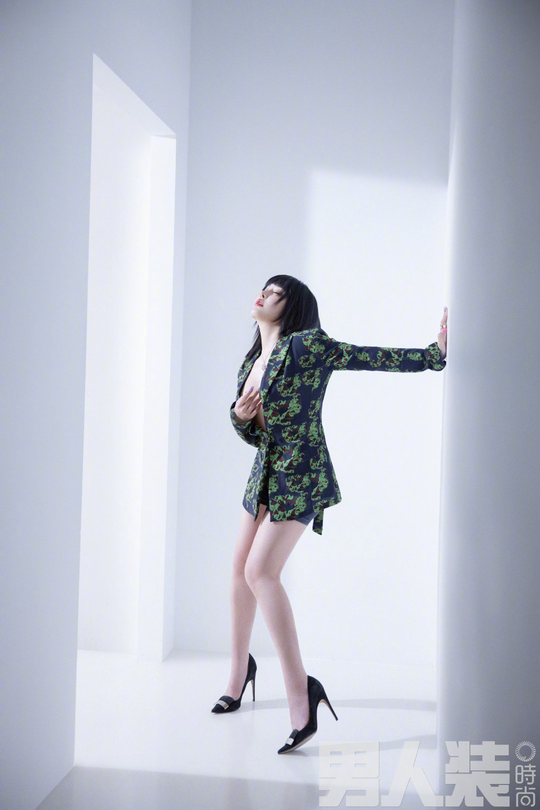 狂野与可爱并存—宋 昱欣 @宋昱欣hitomi 我看着她站在窗边……__财经