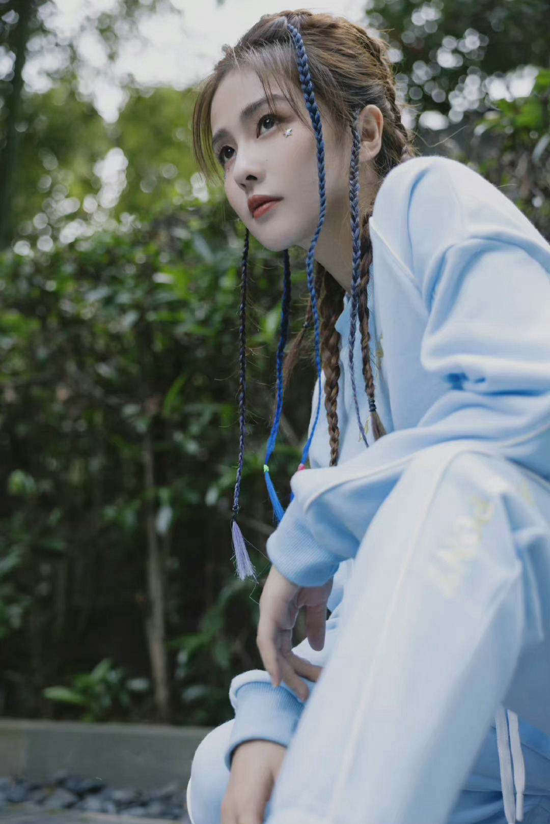 白鹿运动风蓝色脏辫造型,今天酷帅路线,蓝色小鹿!__财经头条