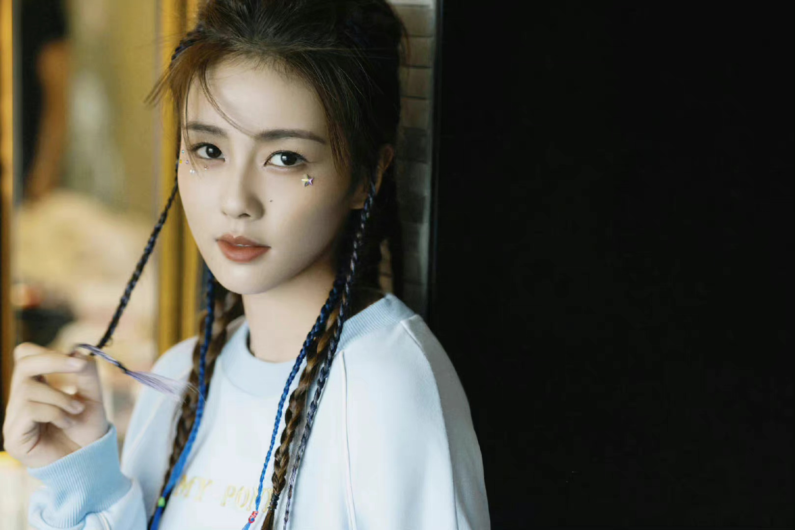 白鹿运动风蓝色脏辫造型,今天酷帅路线,蓝色小鹿!__财经头条