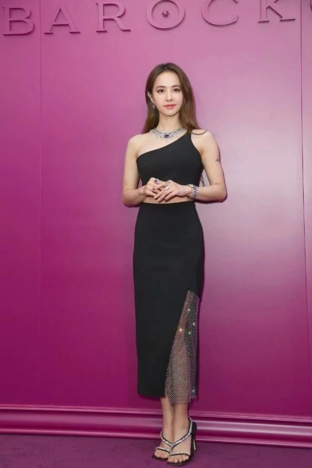 41岁蔡依林近照大变样烫羊毛卷眼睛比林心如大都快嫩成少女了