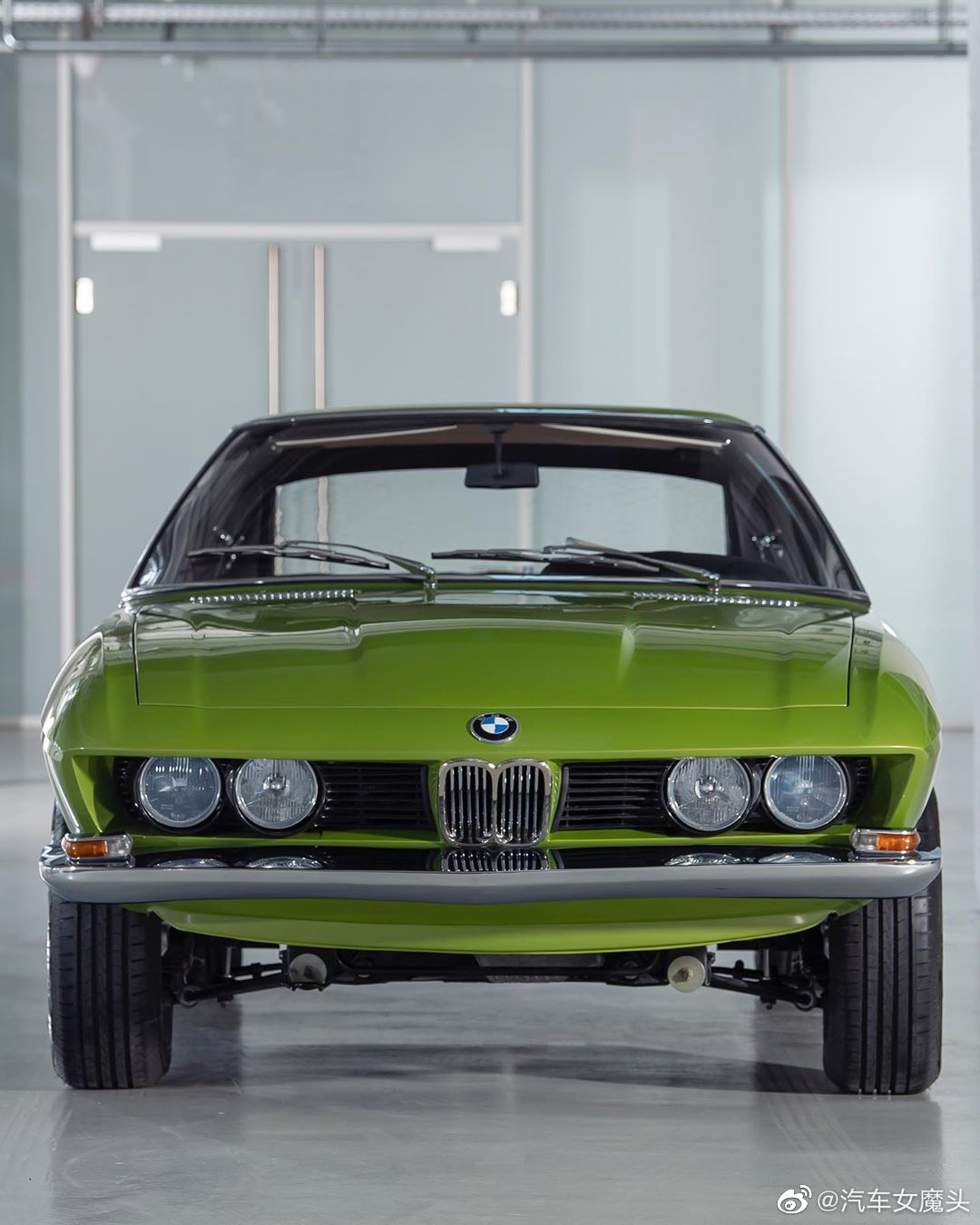 优雅不知道这位"老前辈"看到宝马的新logo和新鼻孔(图8)是什么心情