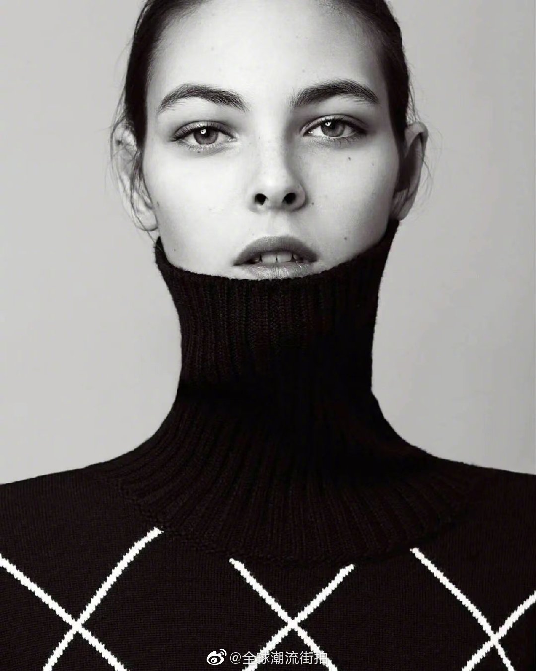 vittoria ceretti,粉丝亲切称为vc,也是老佛爷生前的新晋宠儿__财经头