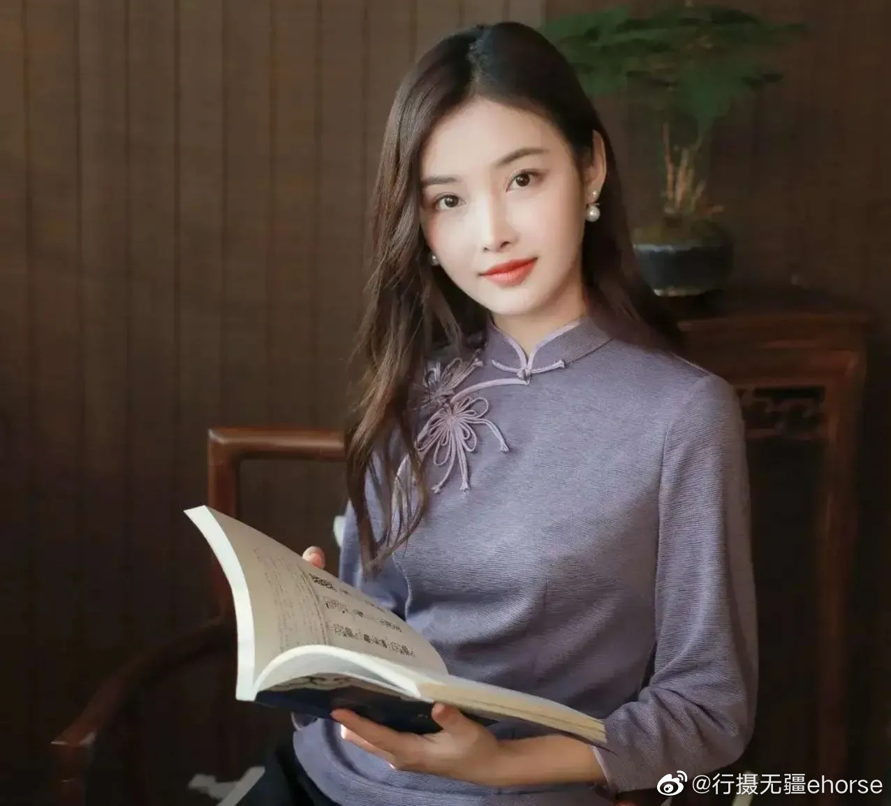 精致的女人会从骨子里就透露着一种傲人的气质知性优雅