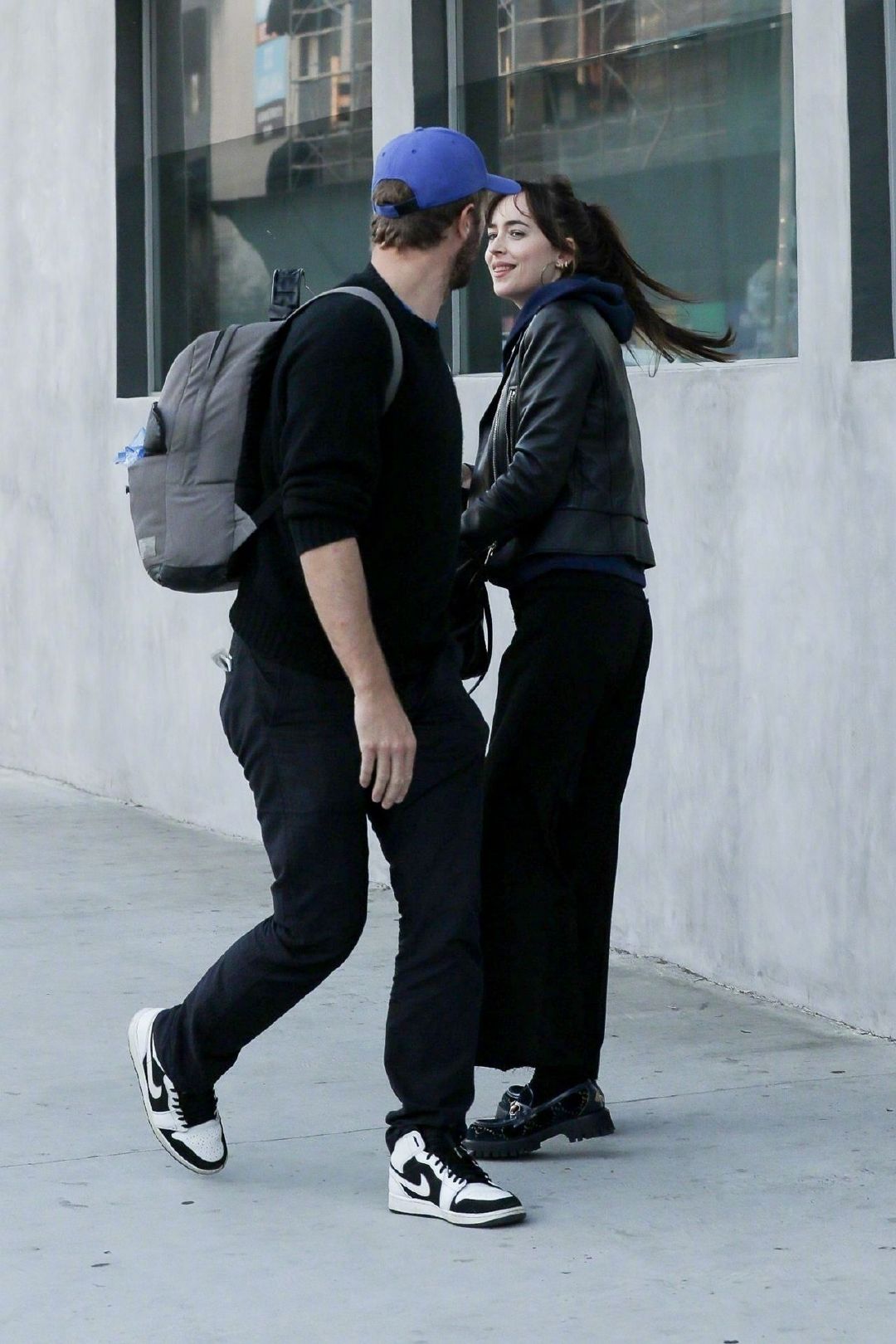 达妹dakota johnson和克里斯·马丁chris martin在洛杉矶外出的街拍