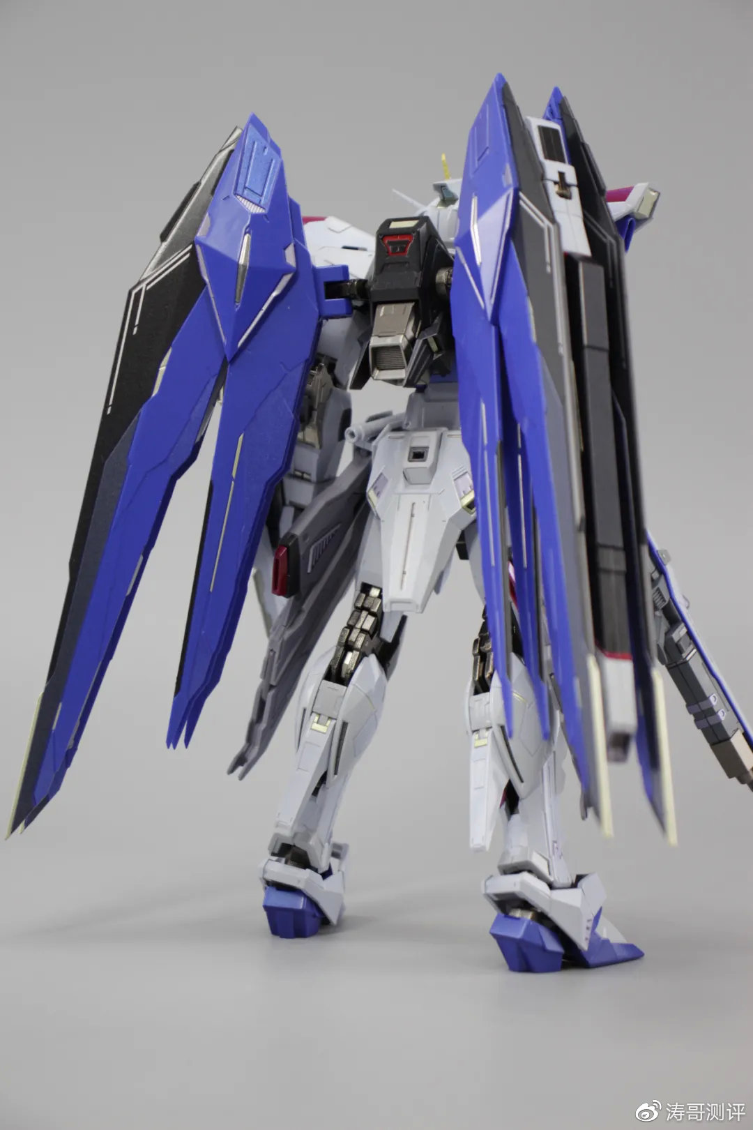 0的完整造型就呈现在我们面前了那么将全部装备以及翅膀安装到本体上