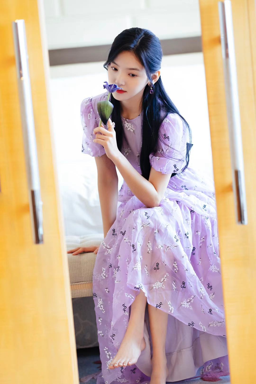 今日章若楠出席某时尚盛典淡紫色长裙浪漫清雅