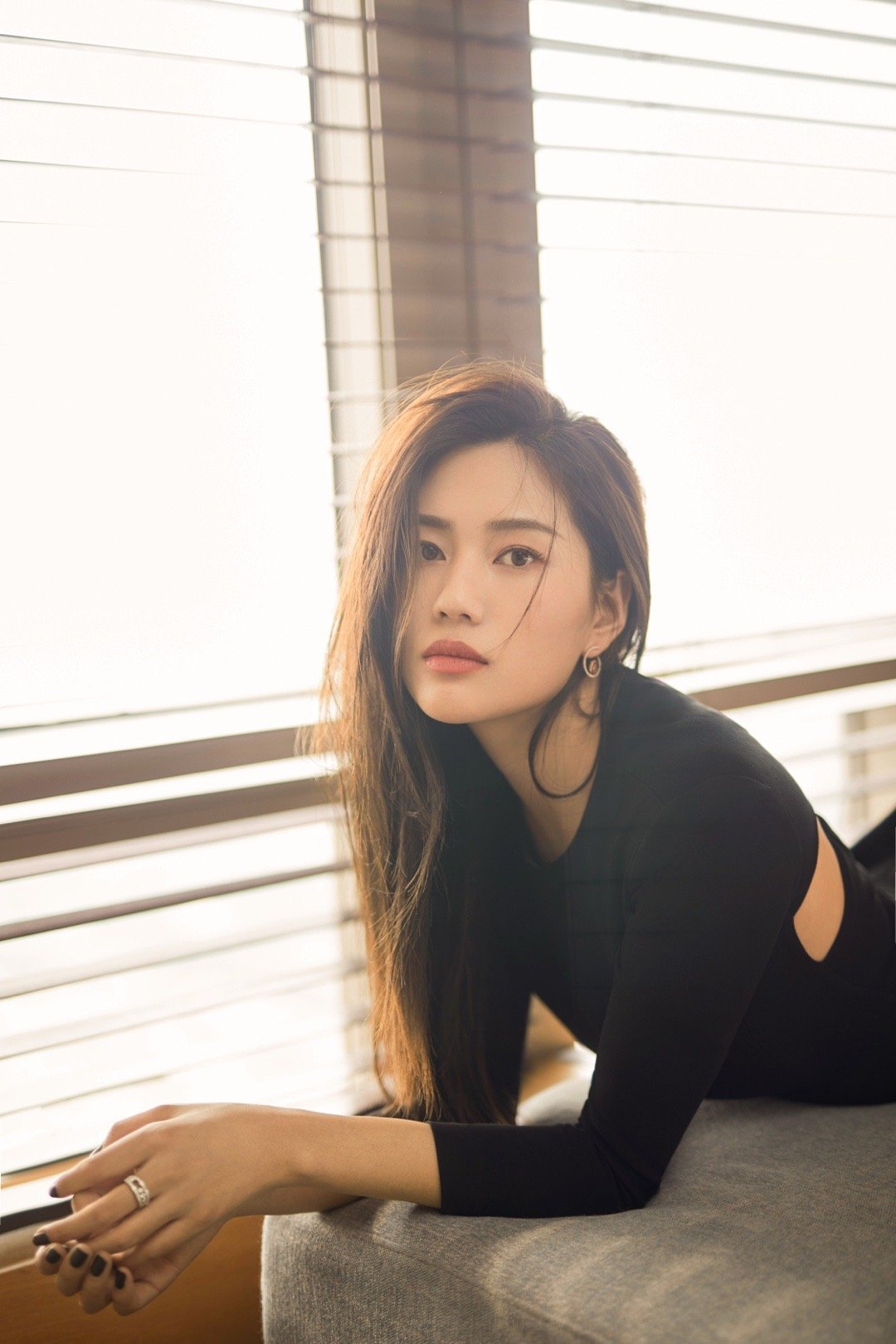 《悬崖之上》的主演@演员飞凡 发了一组monot黑裙写真……_高清图集