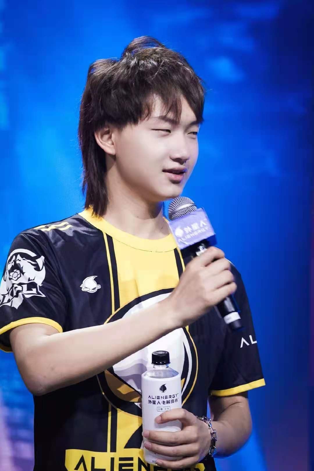 这赛季第二轮开启后,qg终于舍得让飞牛上场比赛了,在赛场中fly也轻松