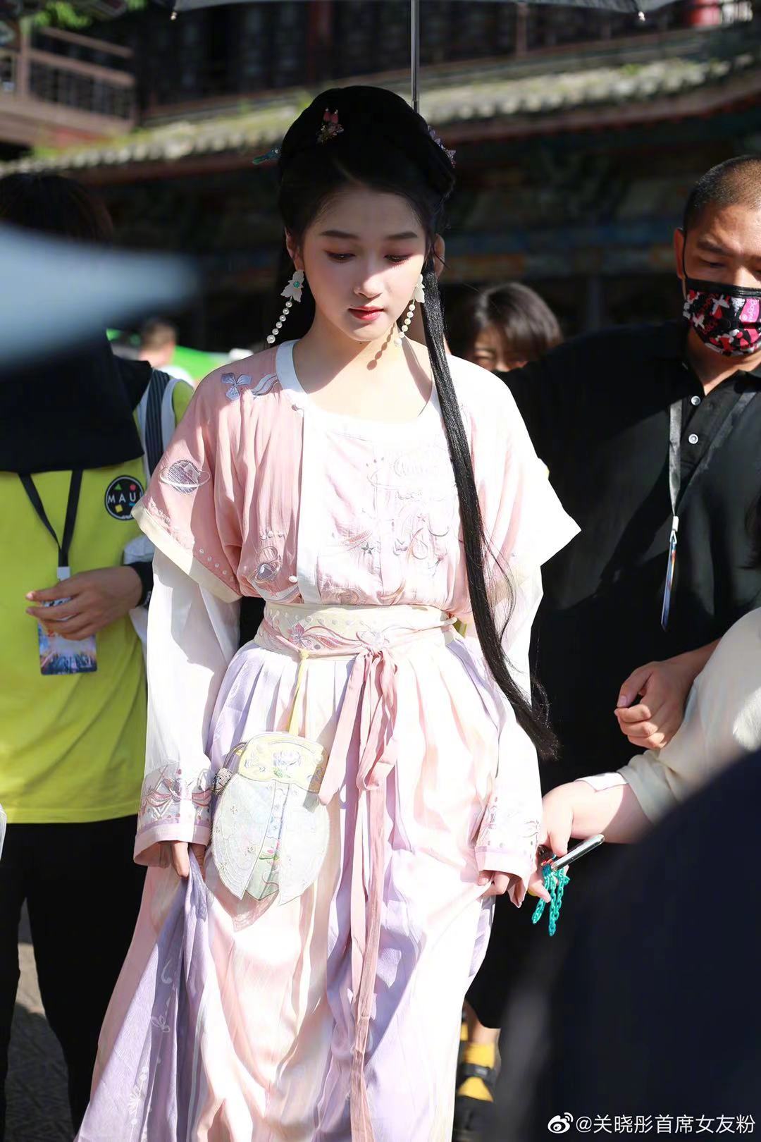 关晓彤新综艺饭拍图,粉色古装造型,灵动又可爱,状态太好了