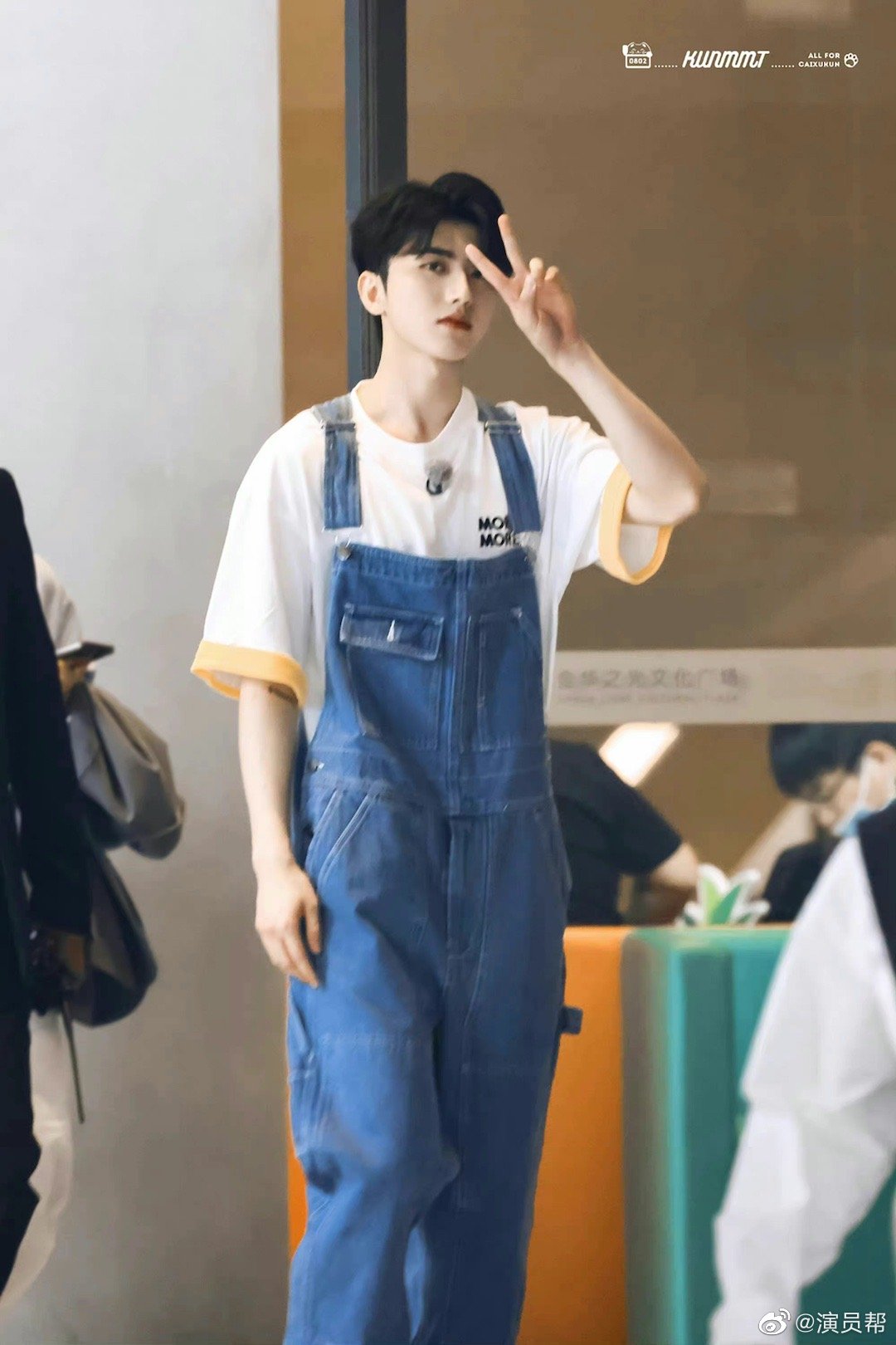 蔡徐坤生图状态太好了 对镜头比耶好甜!__财经头条