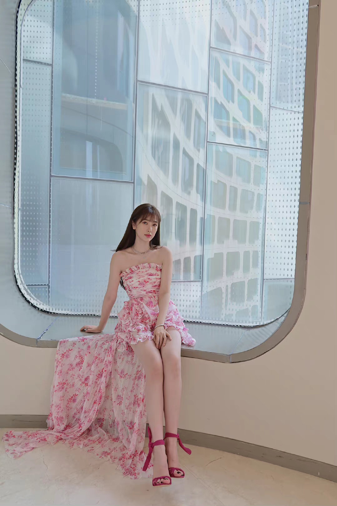 虞书欣碎花长裙一字带高跟鞋美jio