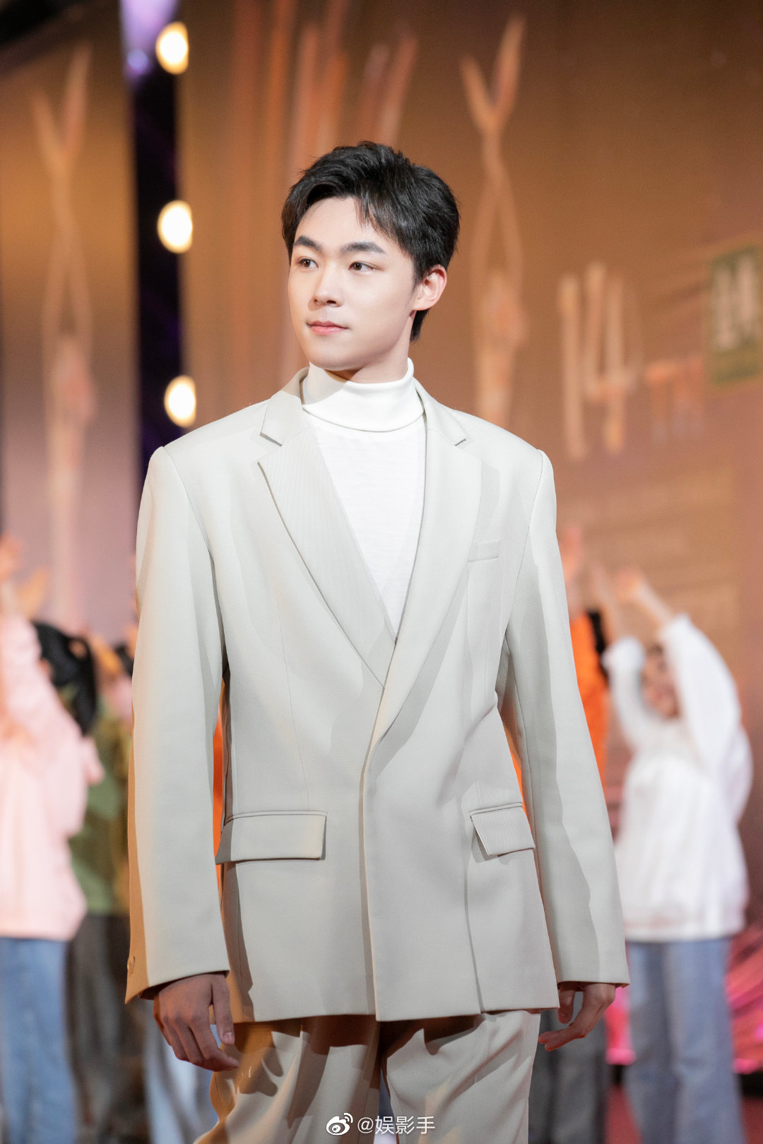 这个造型的马启越迎面走来,似乎带着一阵春风……__财经头条