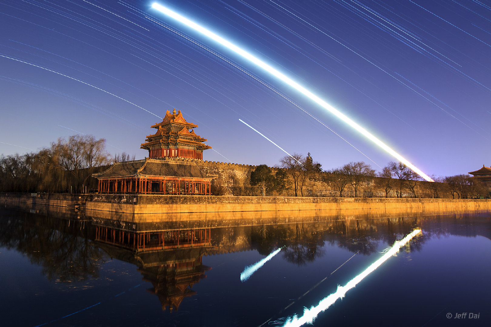 图1,故宫角楼的月轨与星迹;图2,金山岭长城的银河;图3,泰山天街的星迹