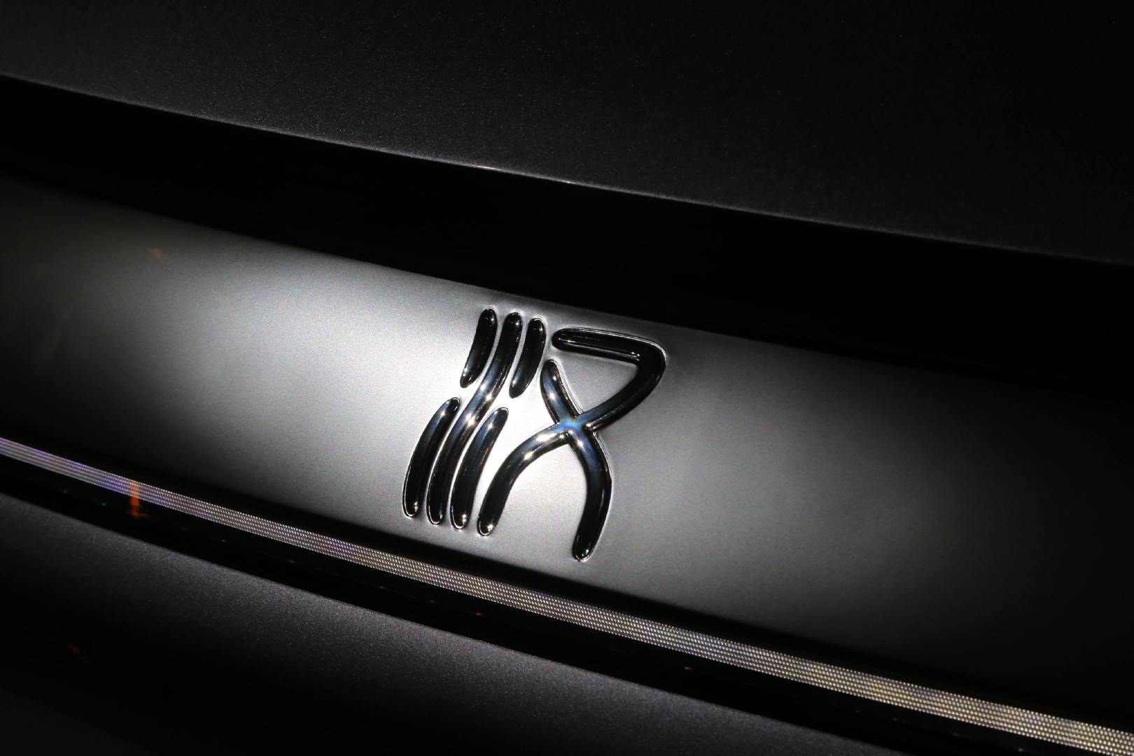 汉ev的车标采用了古代汉字与现代简体字融合的设计,左半部分和右半