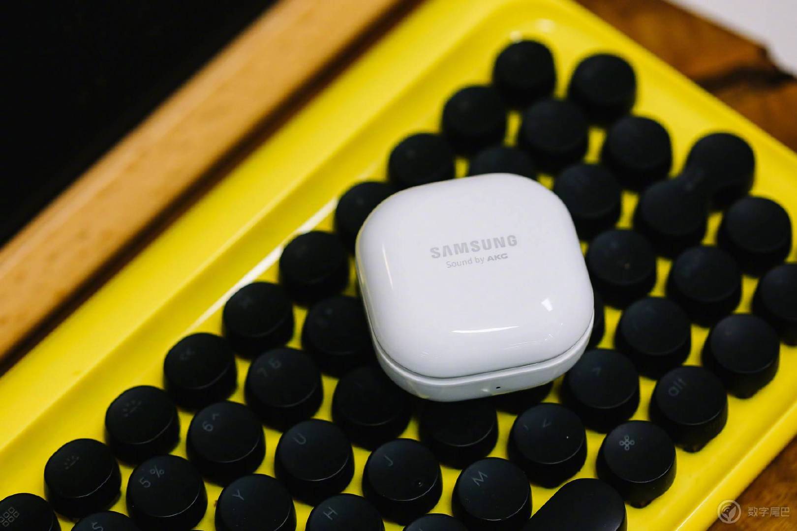 samsunggalaxybudslive应该是近些年真无线耳机产品中腔体设计最为